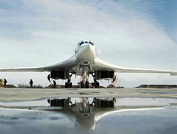 Tupolev Tu-160 (Bombardero pesado supersónico de geometría variable  Rusia) Tu-160_09