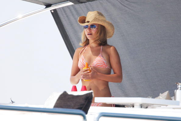 [Hayden+Panettiere+in+hot+Bikini+with+a+Hat+in+Cannes9.jpg]