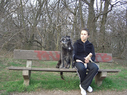 Hund mit Anna auf Bank