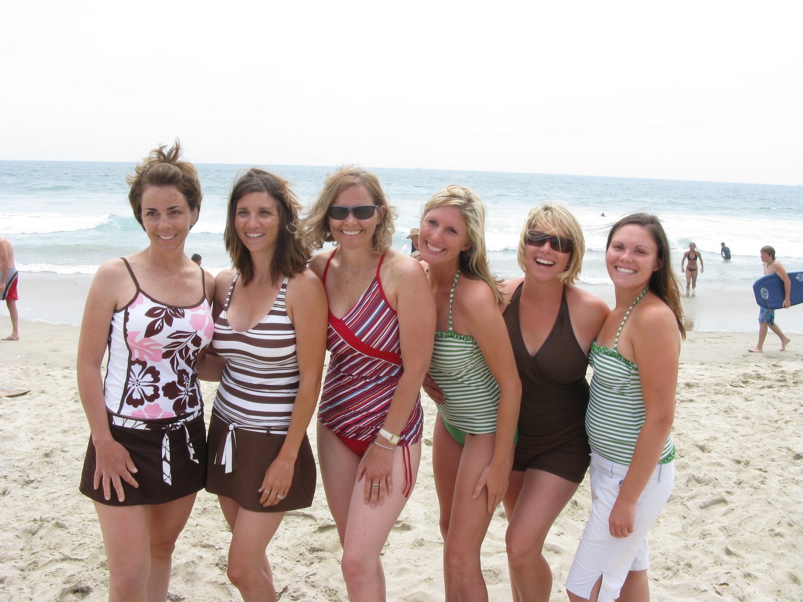 [sisters+at+beach.jpg]