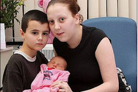 أخبـــــــار الكنيســــــــة حــــــول العـــــالم أصغر أب مسيحي في بريطانيا طفل الـ 13 ربيعا يتعهد برعاية رضيعته