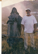 O artista ao lado de uma de suas estátuas em tamanho natural