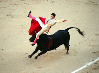 Joselillo es arrollado por un toro de Dolores Aguirre en Madrid