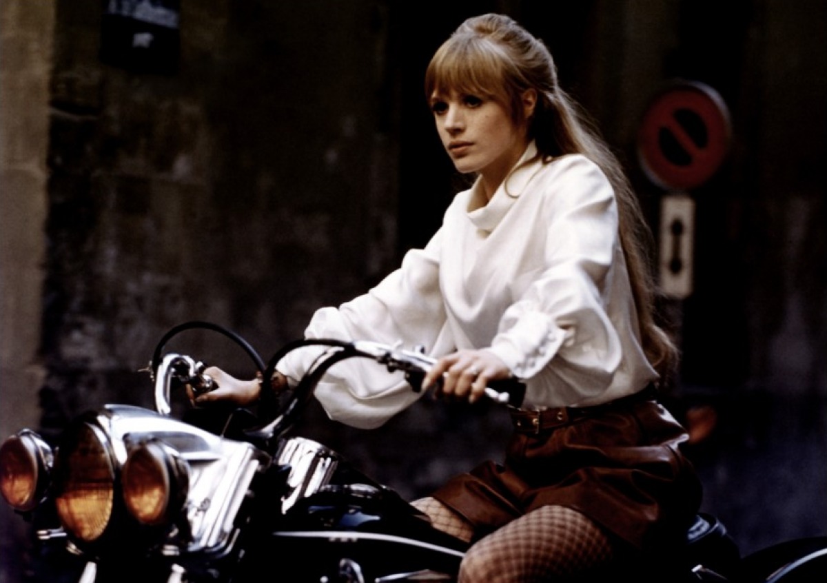 http://2.bp.blogspot.com/_-wlW5BxRhqg/THhEXfla1_I/AAAAAAAABQo/TOA_8Elw_Bs/s1600/Girl+on+a+motorcycle,+1968.jpg