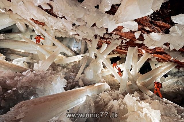 http://2.bp.blogspot.com/_-x7gqq9QJuA/TIBZ2HX76BI/AAAAAAAARbY/QuyfwUlLKLg/s1600/cave_of_giant_crystals_01.jpg