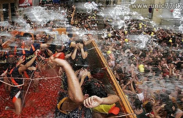 http://2.bp.blogspot.com/_-x7gqq9QJuA/TIMzvwh5pfI/AAAAAAAASoE/bRuavPl2qvk/s1600/LaTomatina_food_fight_05.jpg