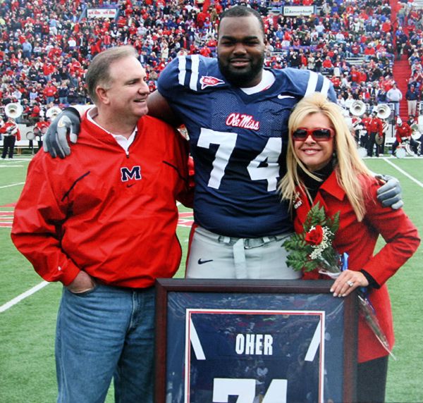[Michael+Oher+++Tuohy+family.jpg]