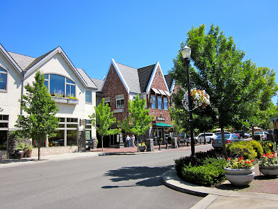 Mexico Daily Living: Downtown Lake Oswego, Oregon