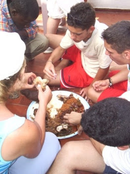 Los chic@s comiendo con las manos