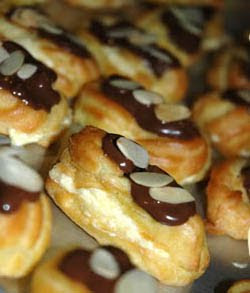 Eclairs dengan Coklat Almond