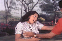 Hey all... chek out this pic of Neetu Singh and Shashi Kapoor from the movie 'Waqt ki deewar'.. guess no Deewar was enuf too hold Shashi Kapoor's hand from touching Neetu Singh's biggiess...  