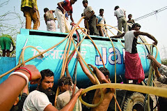 Delhi, la India.  Todos quieren solo un poco de agua