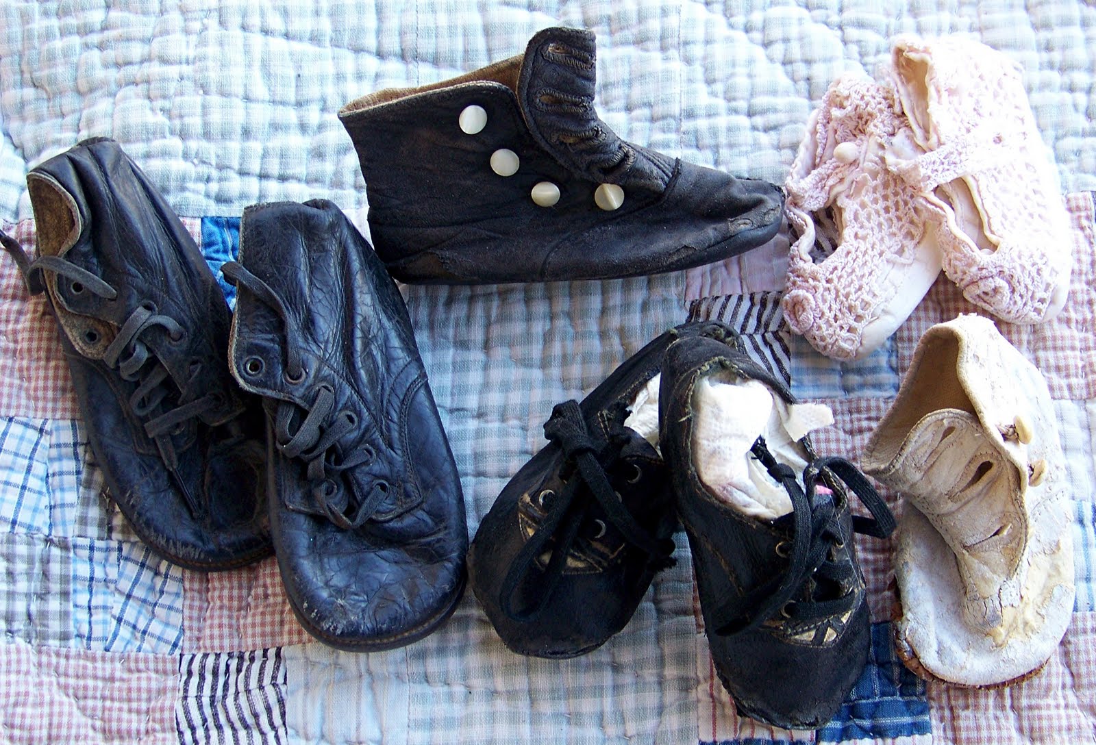 [BALDWIN+ESTATE+SALE+-+vintage+baby+shoes.jpg]