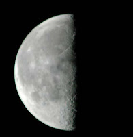 Uma lua crescente, pela metade.