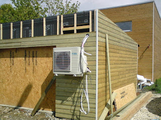 Compresseurs en façade pour le système de chauffage de la maison bois