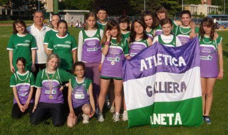 Gruppo con bandiera società