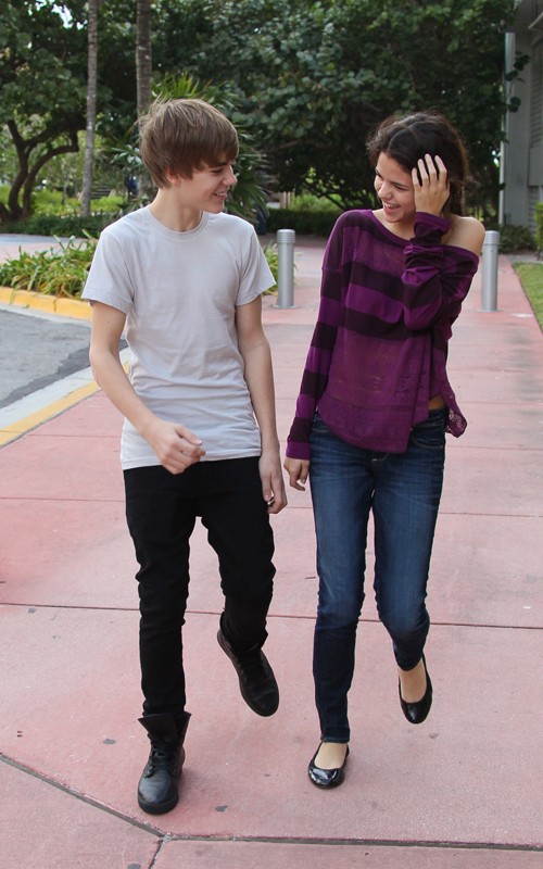 justin bieber and selena gomez wallpaper 2011. justin bieber and selena gomez