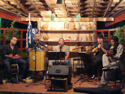 Grupo Roda Viva no palco do Ton's Restaurante Grupo Roda Viva no palco do Ton's Restaurante