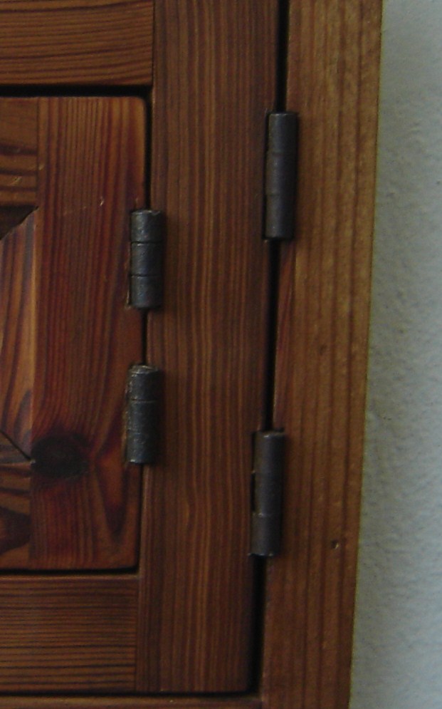 Ventana a lo escultórico: Las ventanas pequeñas,requieren bisagras pequeñas