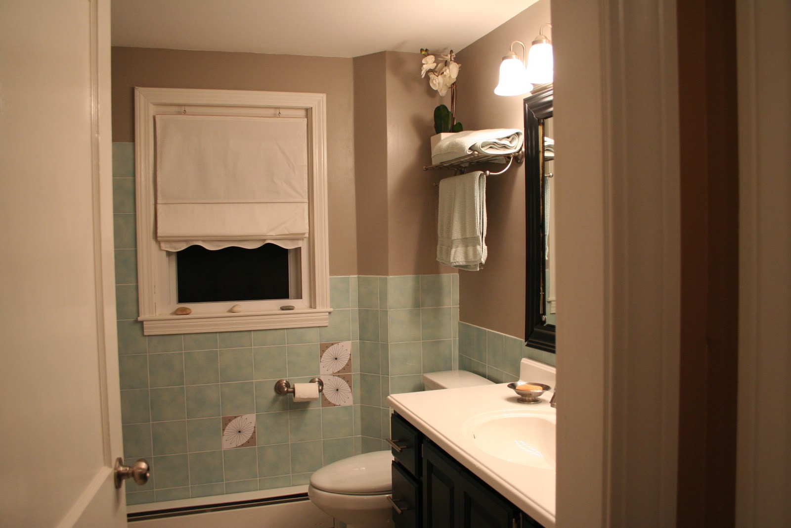401 Cape Upstairs Bathroom