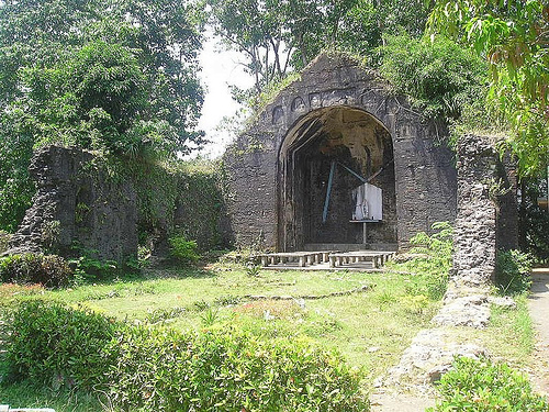 [pudtol+church+ruins2.jpg]