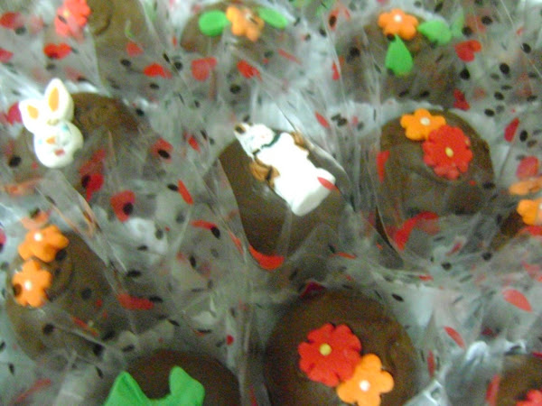 Mini Bombom de coco coberto com chocolate ao leite e decoração infantil