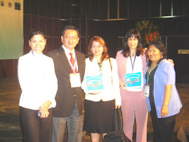 REPRESENTANTES DE CHILE Y ECUADOR RECIBEN EL LIBRO