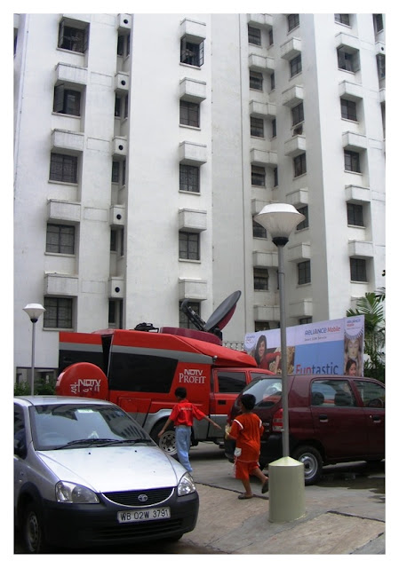 TV Networks hard at work covering the Puja Celebrations... this one inside Avishikta Housing Complex on EM Bypass 