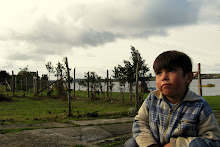 Niño mirando al cielo