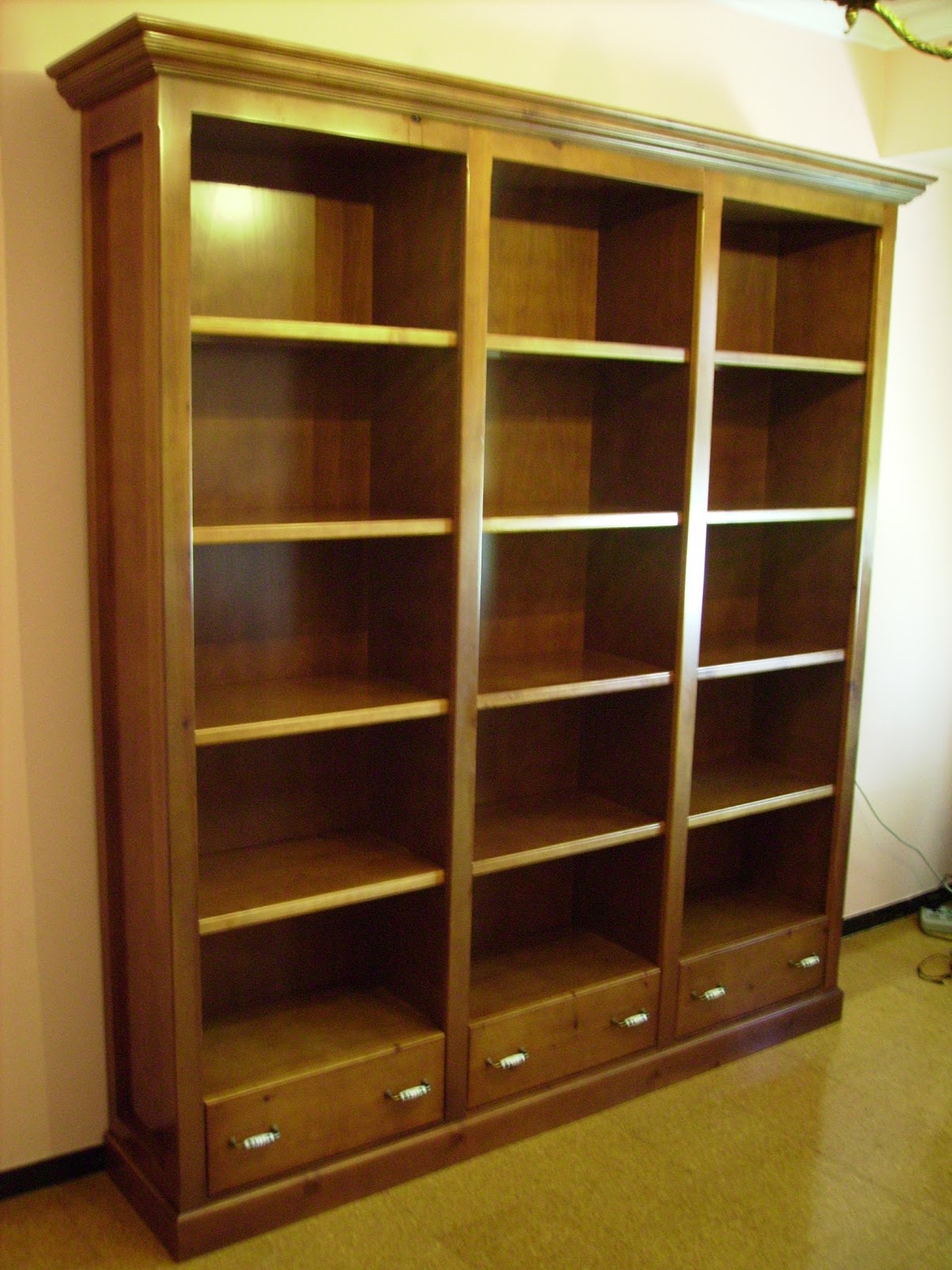 .: Librería de madera maciza.