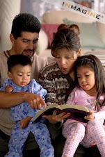 Una Familia Cristiana Leyendo LA BIBLIA