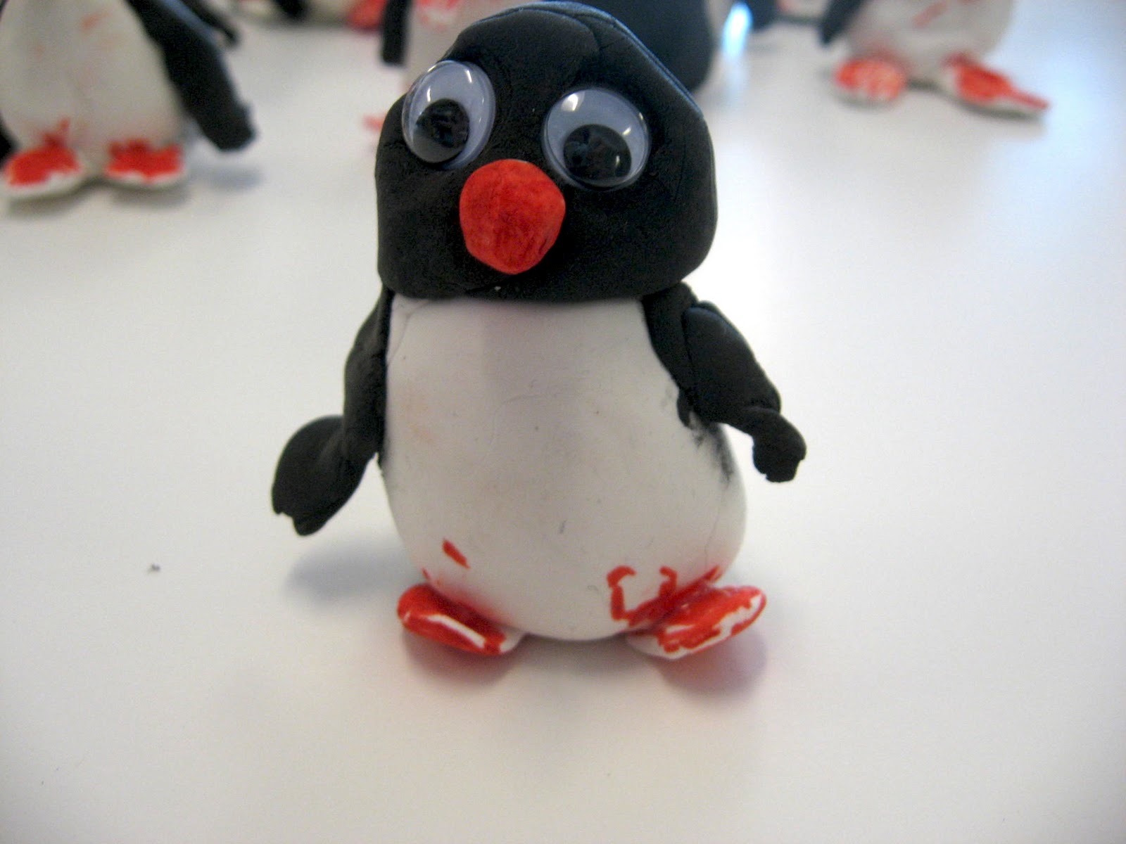 How to make a penguin out of model magic clay @artmakeslifemeri 