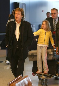 paul - Paul McCartney et Beatrice au JFK Airport Paulandbea+%283%29