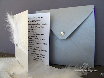 invitatie alb argintiu pene strasuri