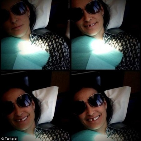 [gallery_main-demimoore-tooth-twitter-052609.jpg]