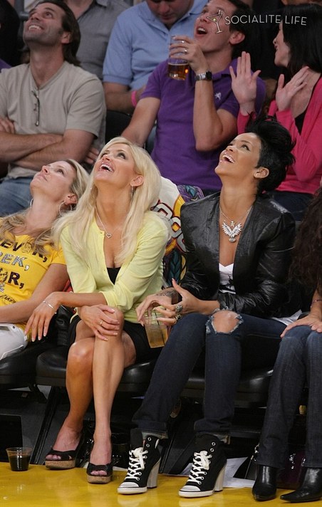 [gallery_main-rihanna-lakers-06082009-19.jpg]