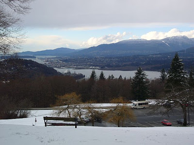 Näkymä lumisesta Burnaby Mountain Parkista North Vancouveriin. Näkymä lumisesta Burnaby Mountain Parkista North Vancouveriin.