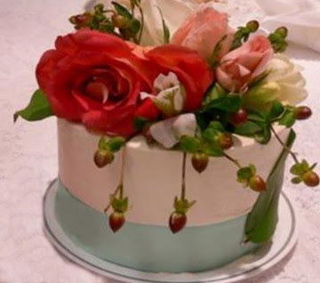 rose hips wedding cake
