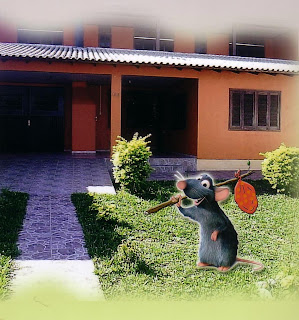 o ratinho no jardim da casa com um saco de roupa nas costas