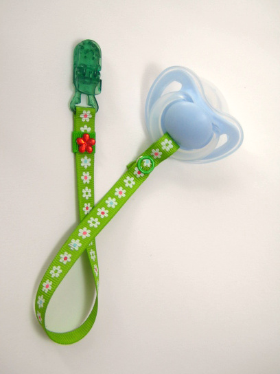 [Daisies+on+Green+Paci+Clip.jpg]