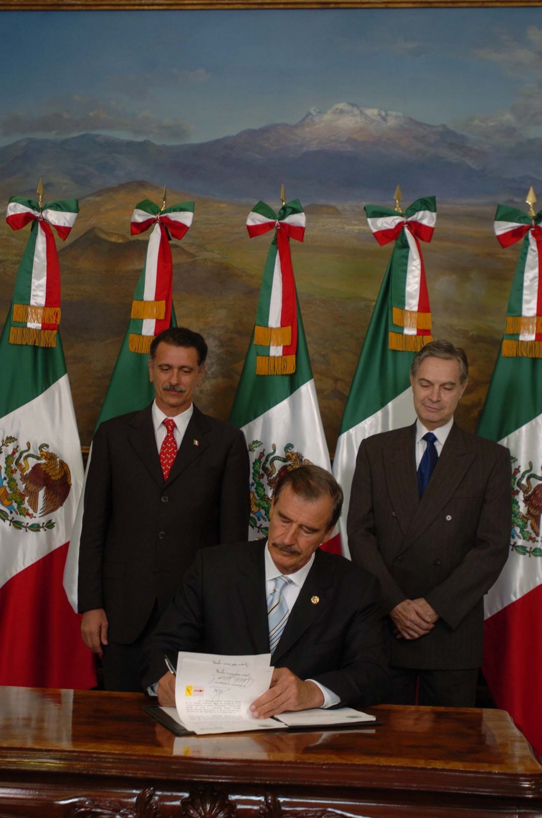 [Vicente_Fox_vote_intl+30+Jun+05.jpg]