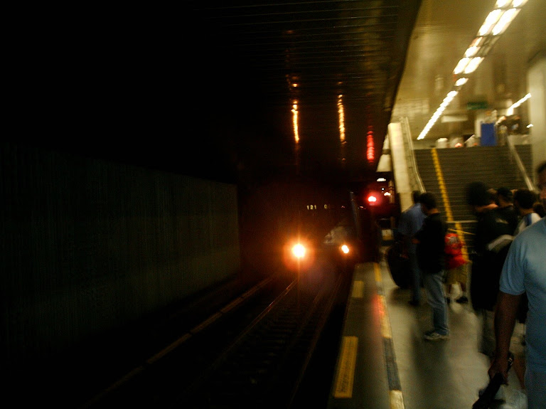 Chegando trem do metrô.