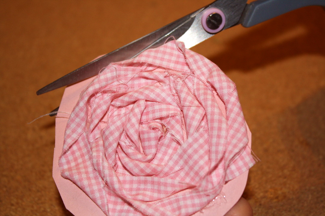 Vous pouvez ajouter une bande supplémentaire ou 2 si vous voulez une plus grande rose. A la fin, rogner le carton excèdent sur les bords.