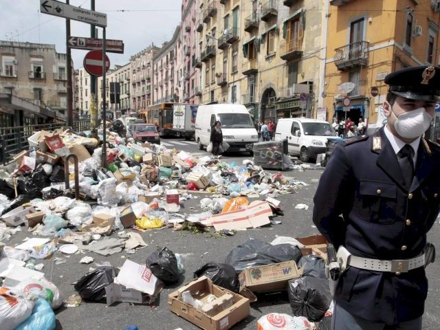 DINERO, CONSUMO Y BASURA... en la ignorancia todo está bien.