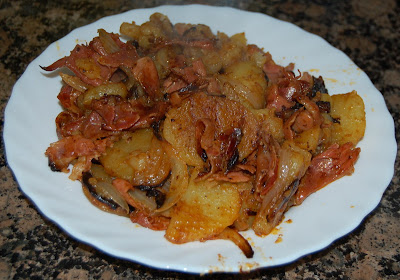 Patata encebollada con jamón