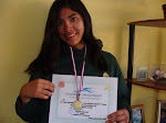 Fermanda, con su Diploma de Honor y su Presea Dorada ganadas en el Topater N°1...