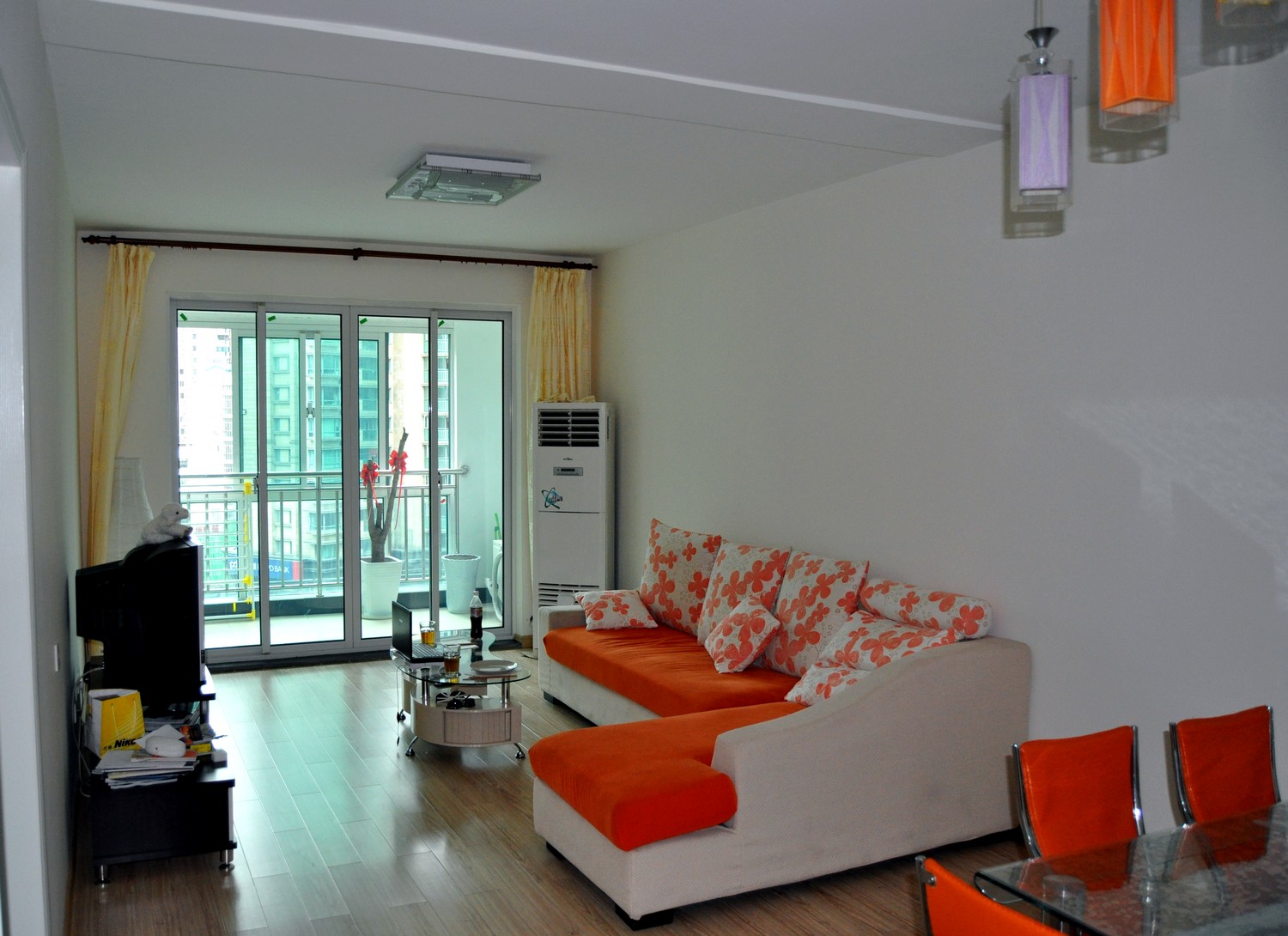 Un-salon-en-blanc-et-orange-dans-la-maison-moderne