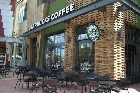Le Starbuck. Attention, coin dangereux ! Exterior+Starbucks+Disney+Village+Paris+-+Angled+View_521_2432