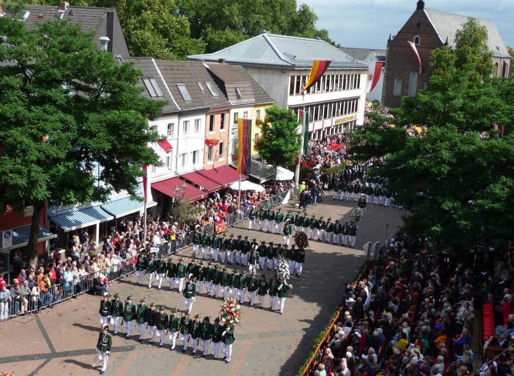 Https Lauf Heel De Media Downloads Pdf Lauf Heel De 20180623 Bt Titelseite 1500 Sportler Zwischen Sieben Und 80 Jahren Beim Heel Lauf Pdf