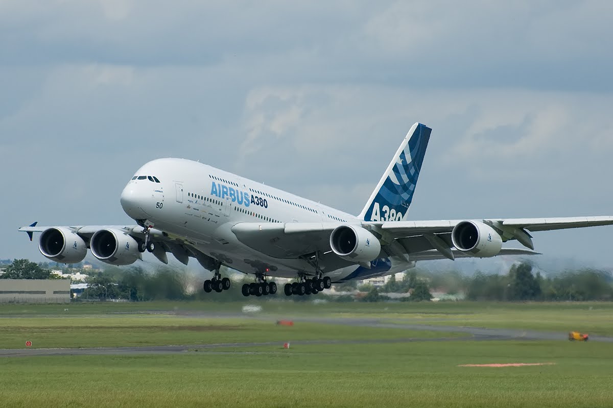 http://2.bp.blogspot.com/_1ml9xXazyo8/S_snU_tJvRI/AAAAAAAAAHo/HMxh1PrP4XE/s1600/Airbus_A380.jpg